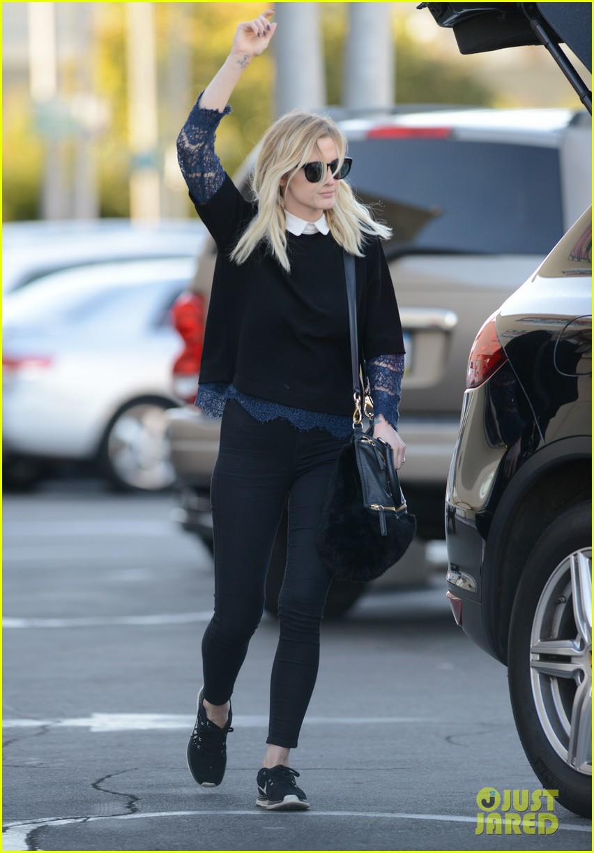 Ashlee Simpson & Evan Ross Get Some Major Shopping Done Before Thanksgiving
