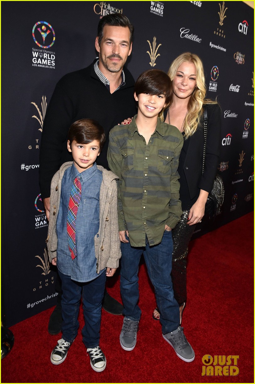 LeAnn Rimes & Brooklyn Decker Get Into the Holiday Spirit at The Grove's Christmas Tree Lighting