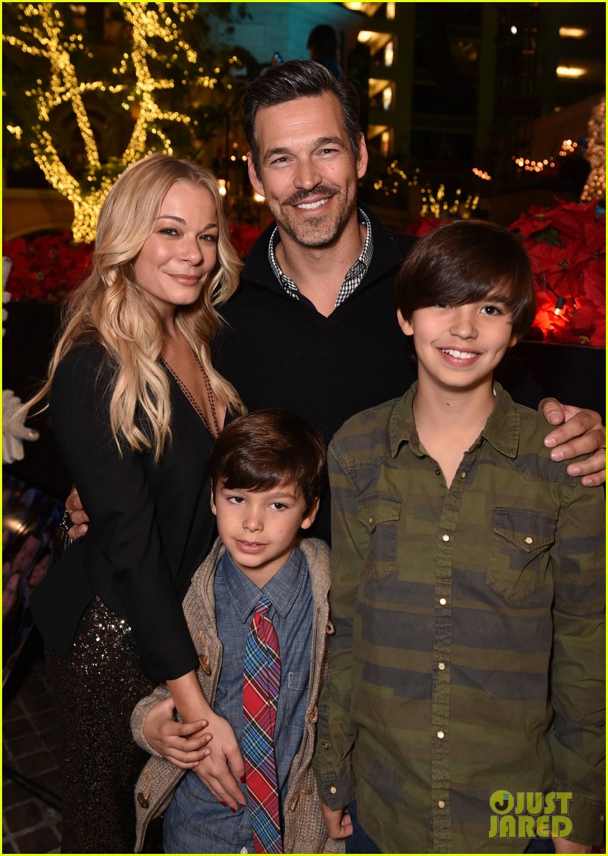 LeAnn Rimes & Brooklyn Decker Get Into the Holiday Spirit at The Grove's Christmas Tree Lighting