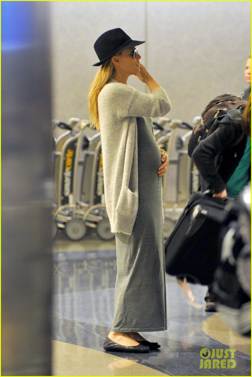 Pregnant Molly Sims Shows Off Her Baby Bump After the Holiday