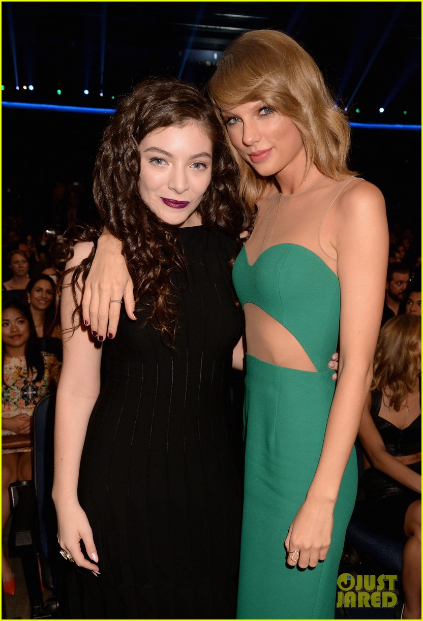Taylor Swift Hangs Out with BFFs Selena Gomez & Lorde at American Music Awards 2014