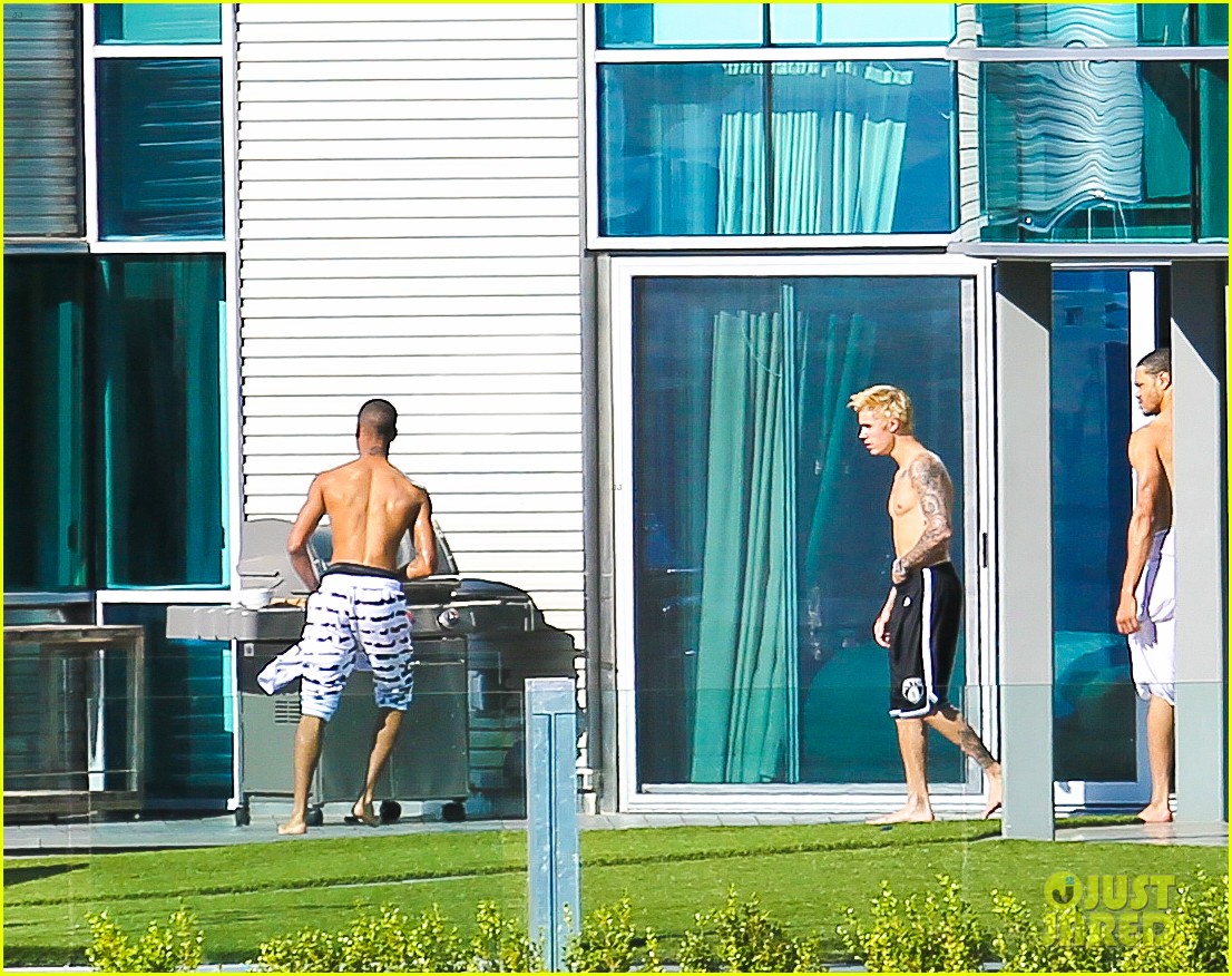 Justin Bieber Goes Shirtless at New Beverly Hills Mansion