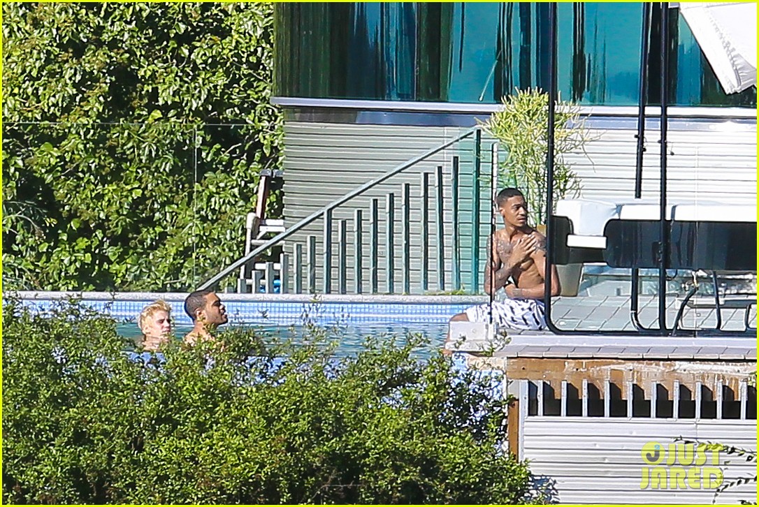 Justin Bieber Goes Shirtless at New Beverly Hills Mansion