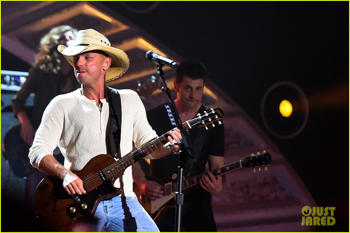 Kenny Chesney Accepts Groundbreaker Award From Vince Vaughn at American Country Countdown Awards 2014