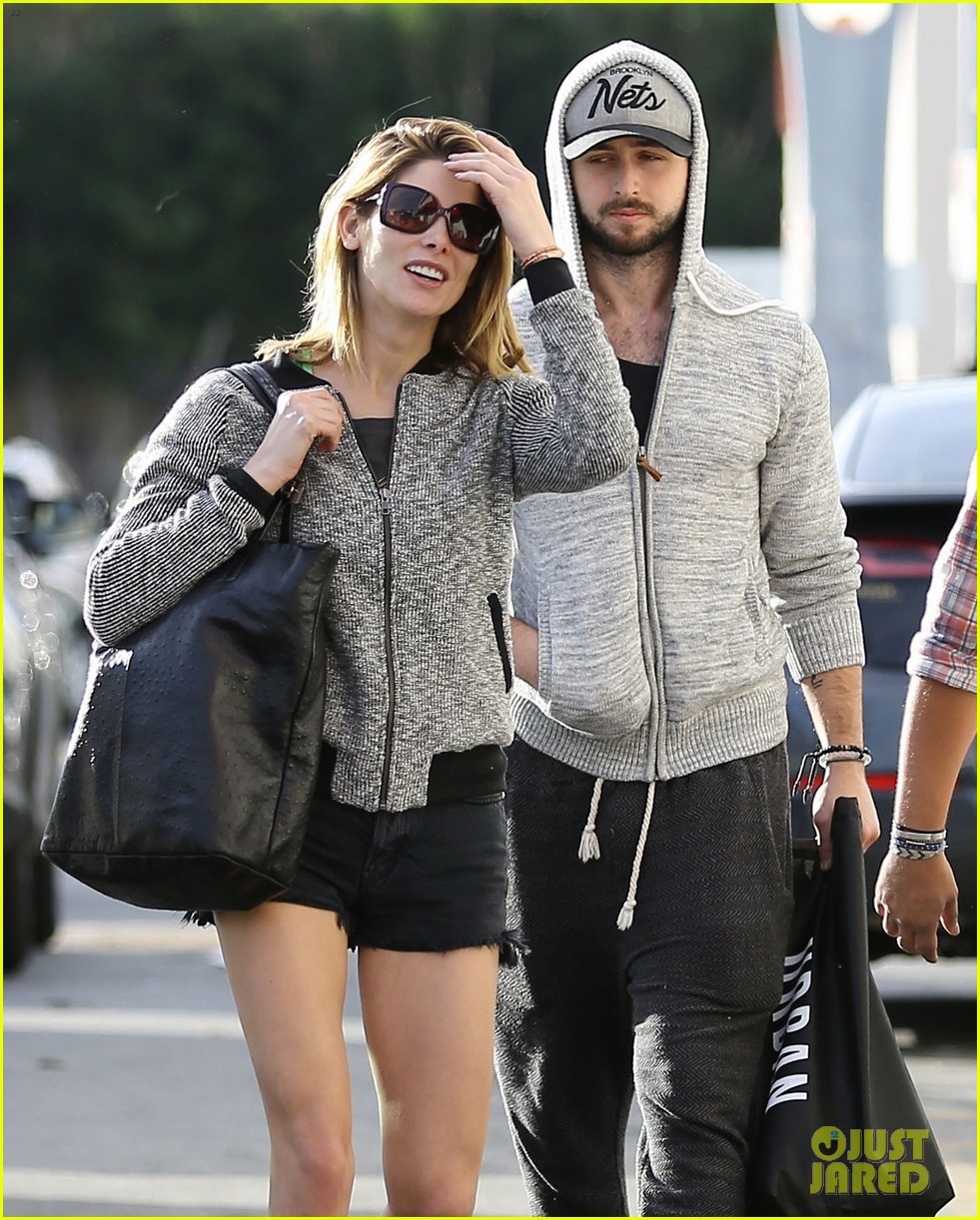 Ashley Greene Is Not Engaged, But Gets a Ring for Christmas!