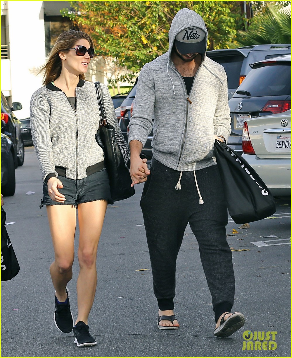 Ashley Greene Is Not Engaged, But Gets a Ring for Christmas!