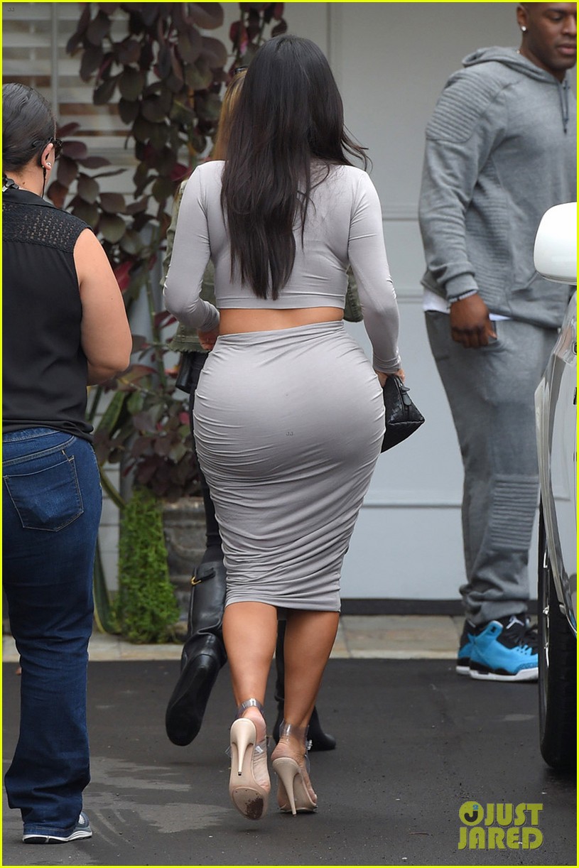 Kim Kardashian Blasts Her Mom Kris Jenner's Outfit in This Candid Email!