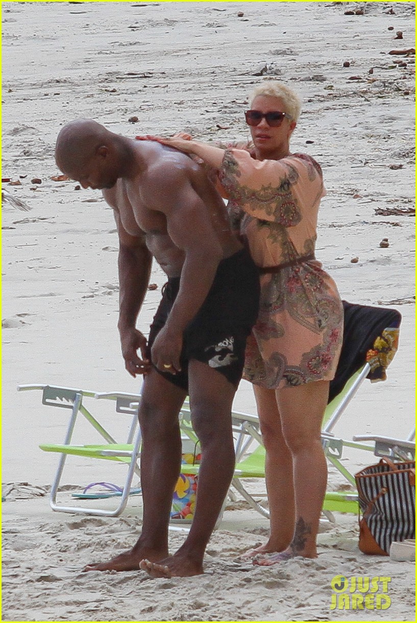 Terry Crews Shows Off Ripped & Shirtless Body in Rio De Janiero