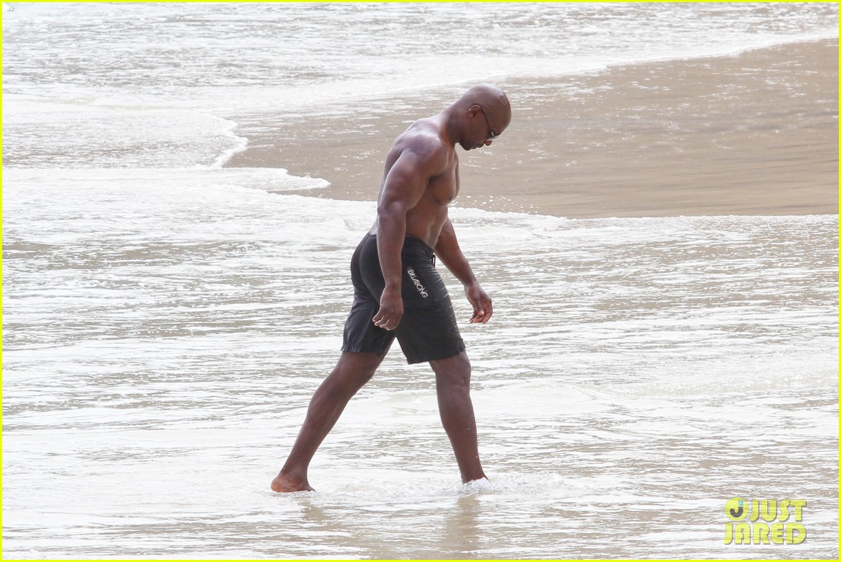 Terry Crews Shows Off Ripped & Shirtless Body in Rio De Janiero