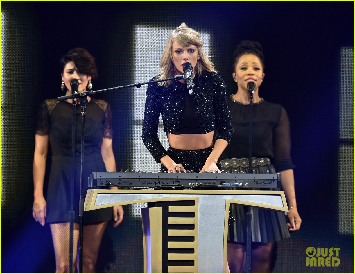 Taylor Swift Battles Laryngitis Like a Pro During Jingle Ball 2014