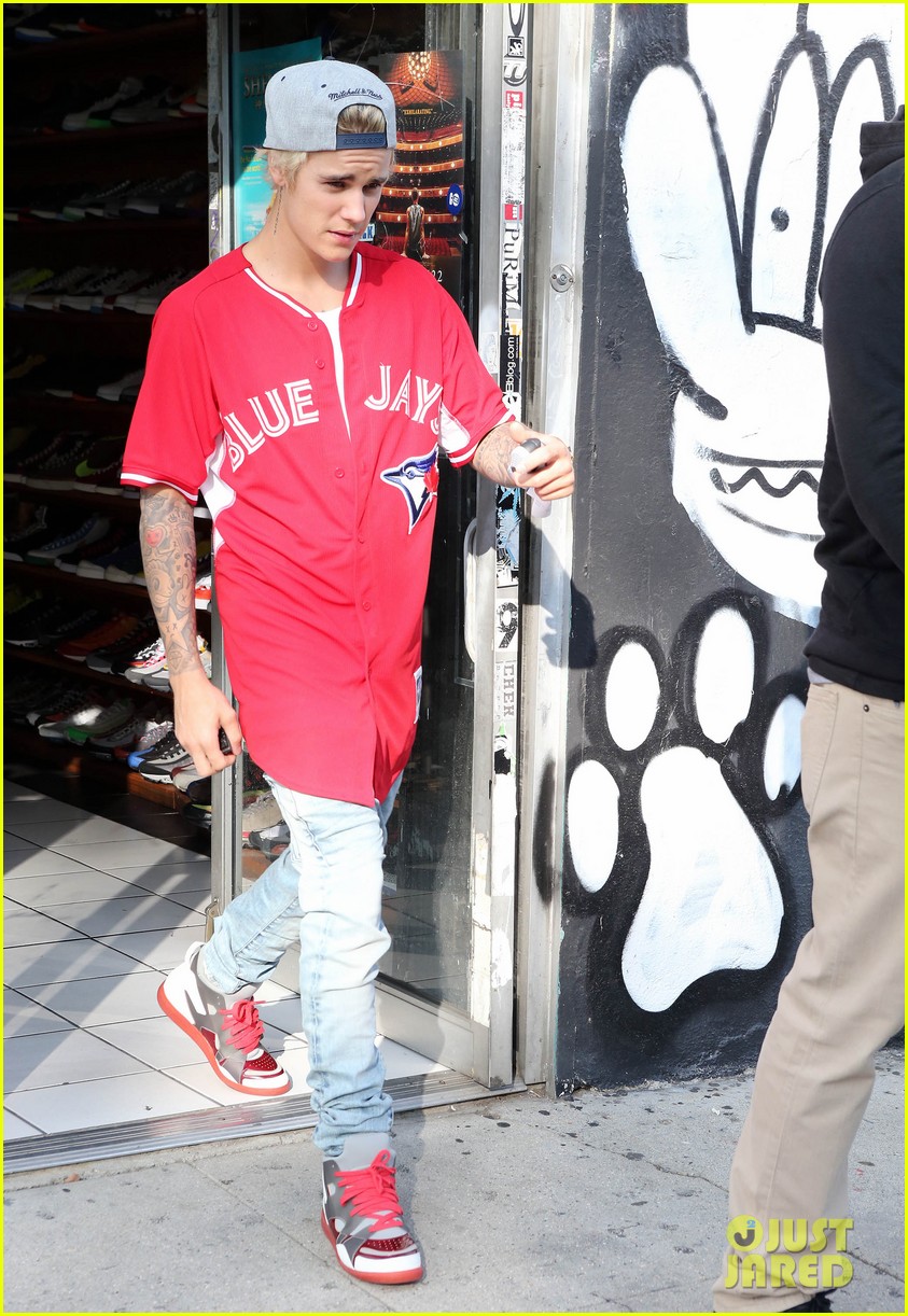 Justin Bieber & Hailey Baldwin Grab Lunch For Second Straight Day