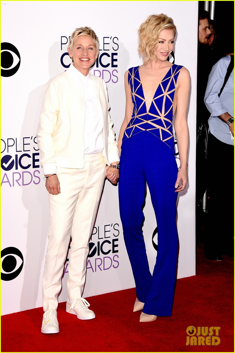 Ellen DeGeneres & Portia de Rossi Hold Hands at the People's Choice Awards 2015!