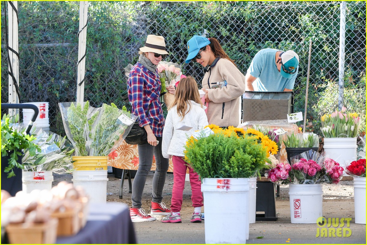 Naomi Watts Goes Undercover at the Farmers Market