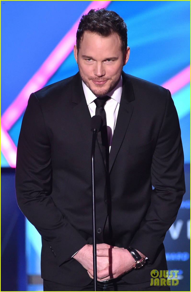 Chris Pratt & Chris Evans Rep Marvel at Critics' Choice Movie Awards 2015!