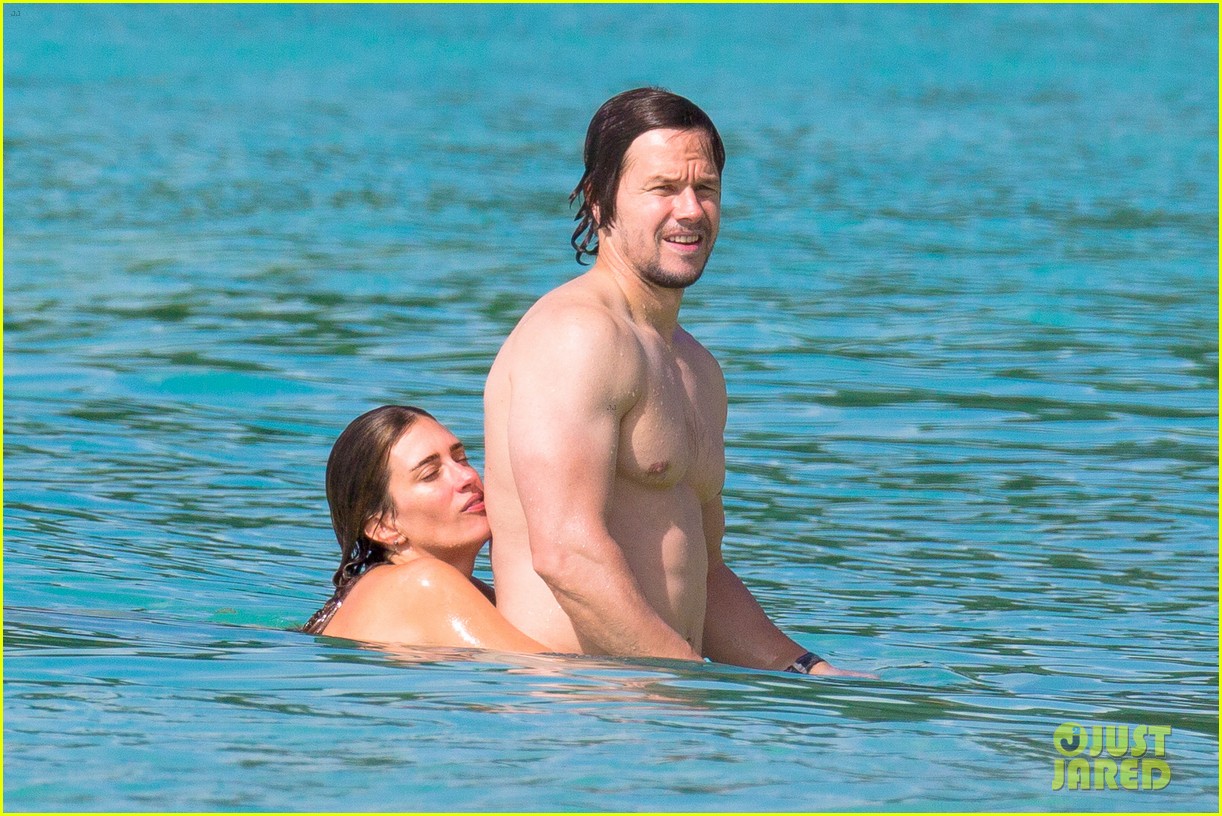 Shirtless Mark Wahlberg & Rhea Durham Kiss Passionately in Barbados