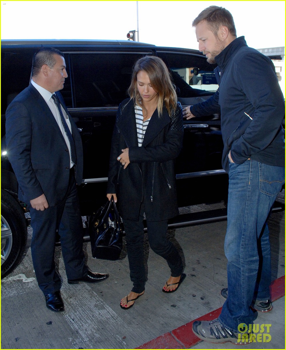 Jessica Alba Jets to Dubai For First Time Ever!