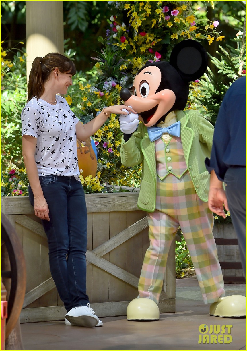 Jennifer Garner Meets Mickey Mouse at Disneyland's Springtime Roundup!