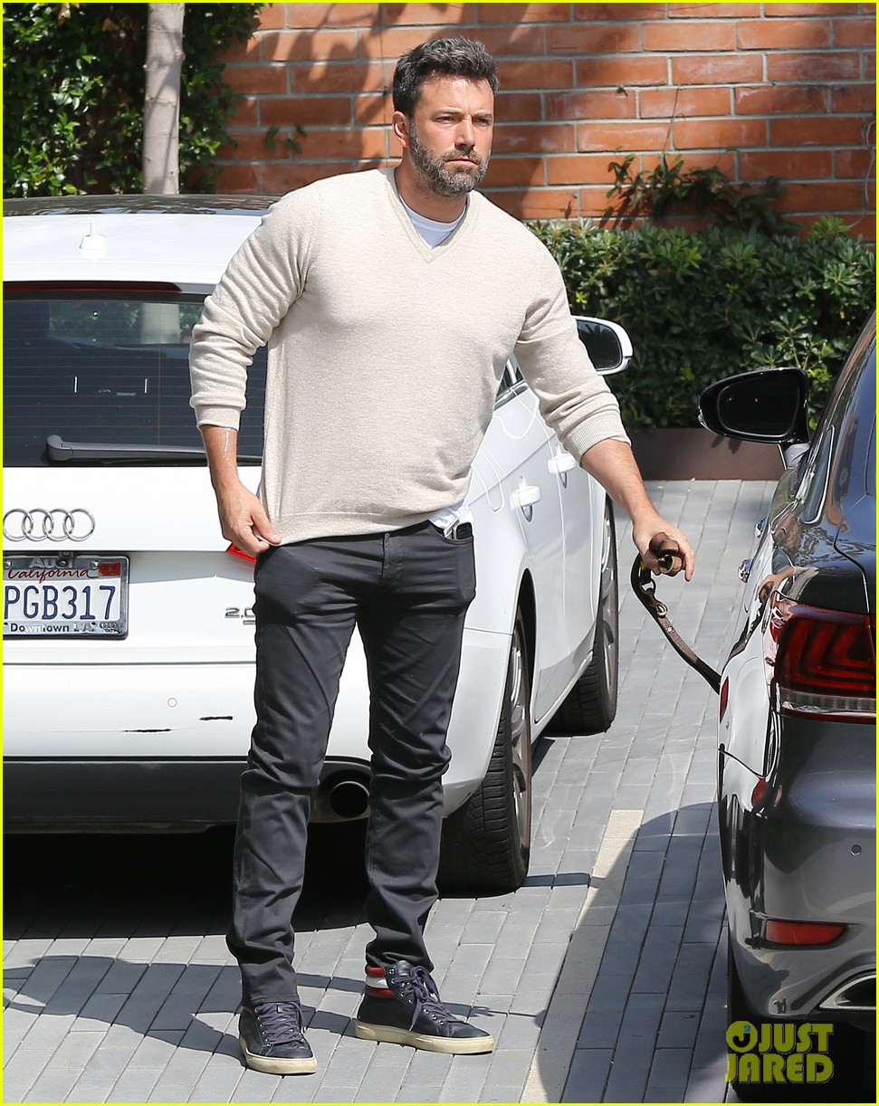 Ben Affleck Jokingly Sics His Dog on the Paparazzi