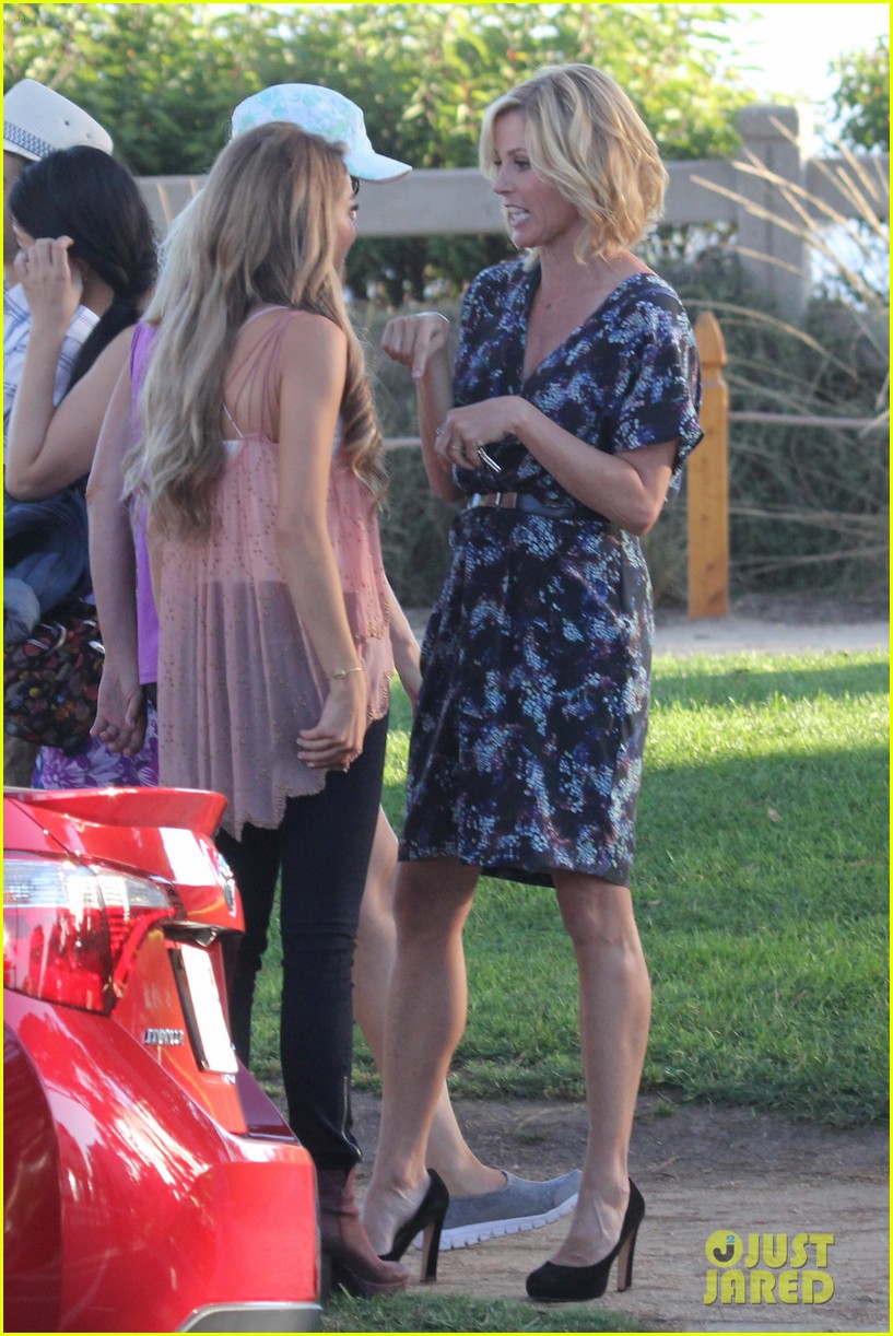 Julie Bowen & Sarah Hyland Disappear Behind A Tree During 'Modern Family' Filming