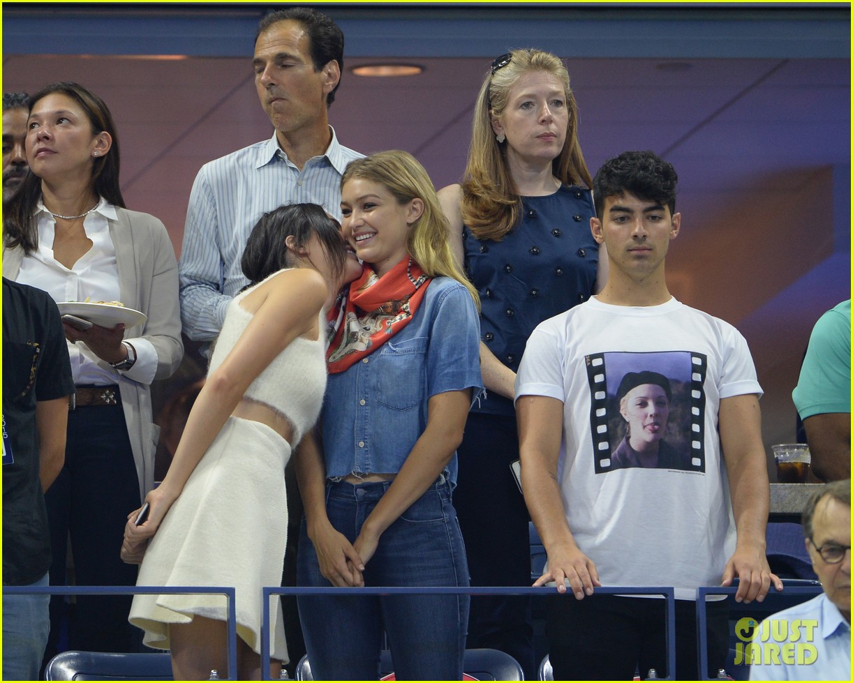 Kim Kardashian & Kendall Jenner Attend the U.S. Open to Watch Serena & Venus' Match!