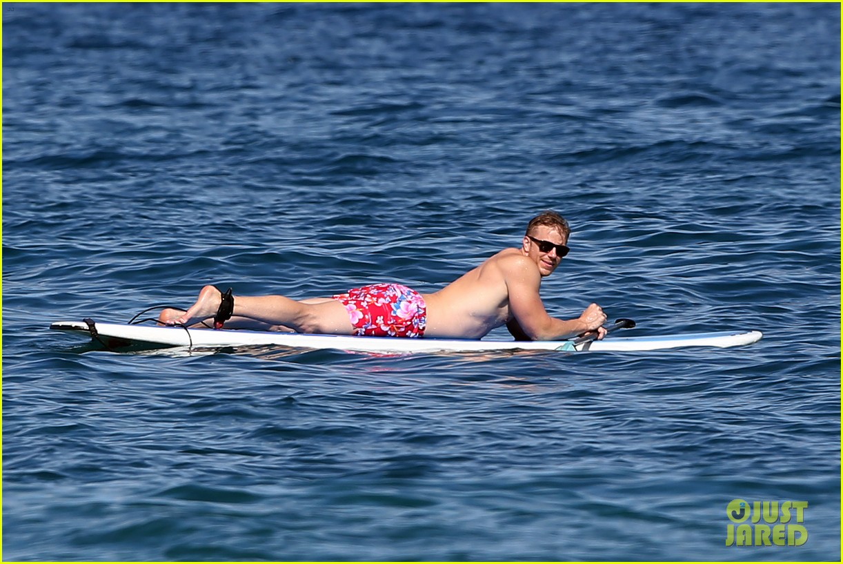 The Bachelor's Sean Lowe Bares Buff Beach Bod with Wife Catherine in Hawaii!