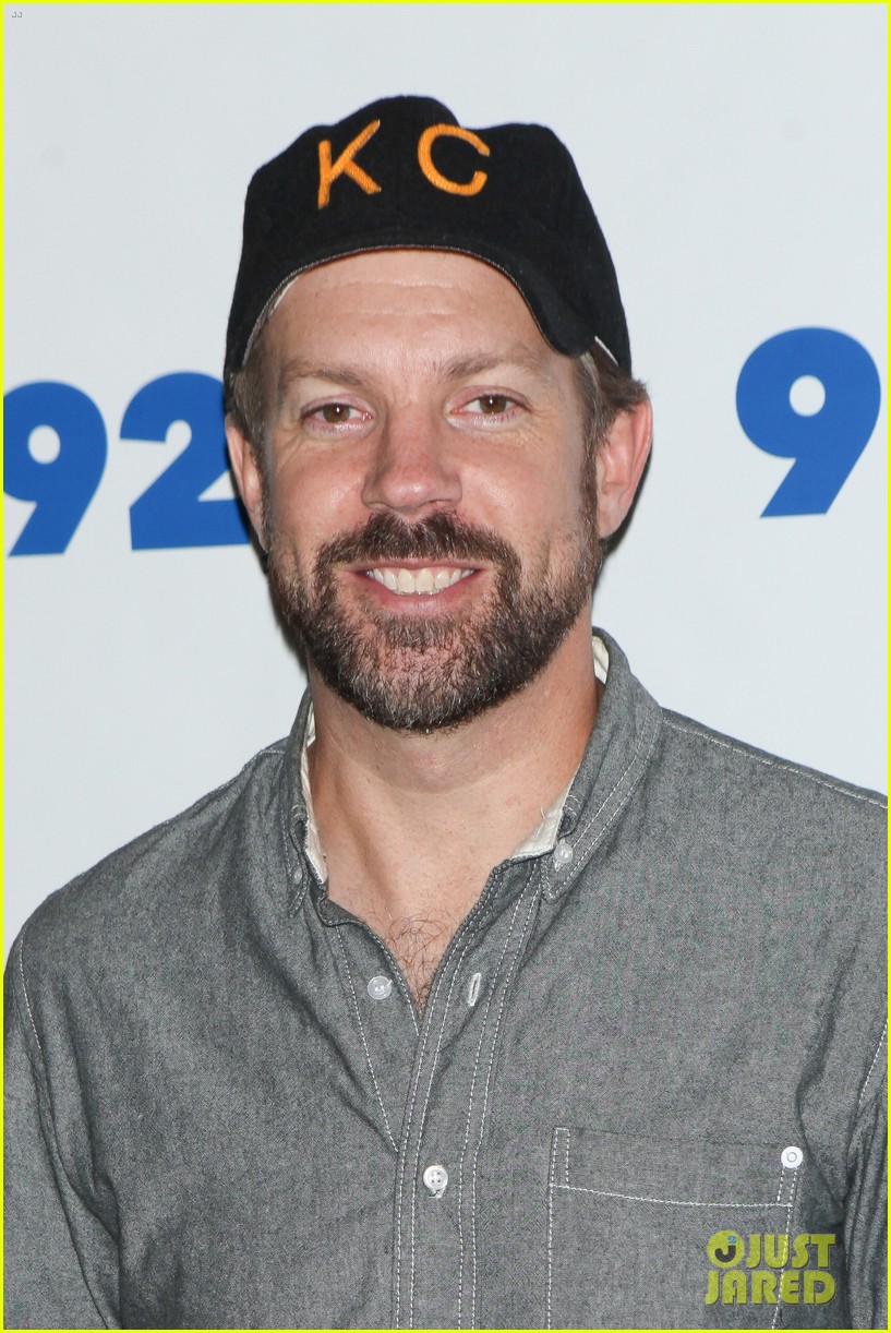 Jason Sudeikis Plays Round of Drinko with Jimmy Fallon - Watch Here!