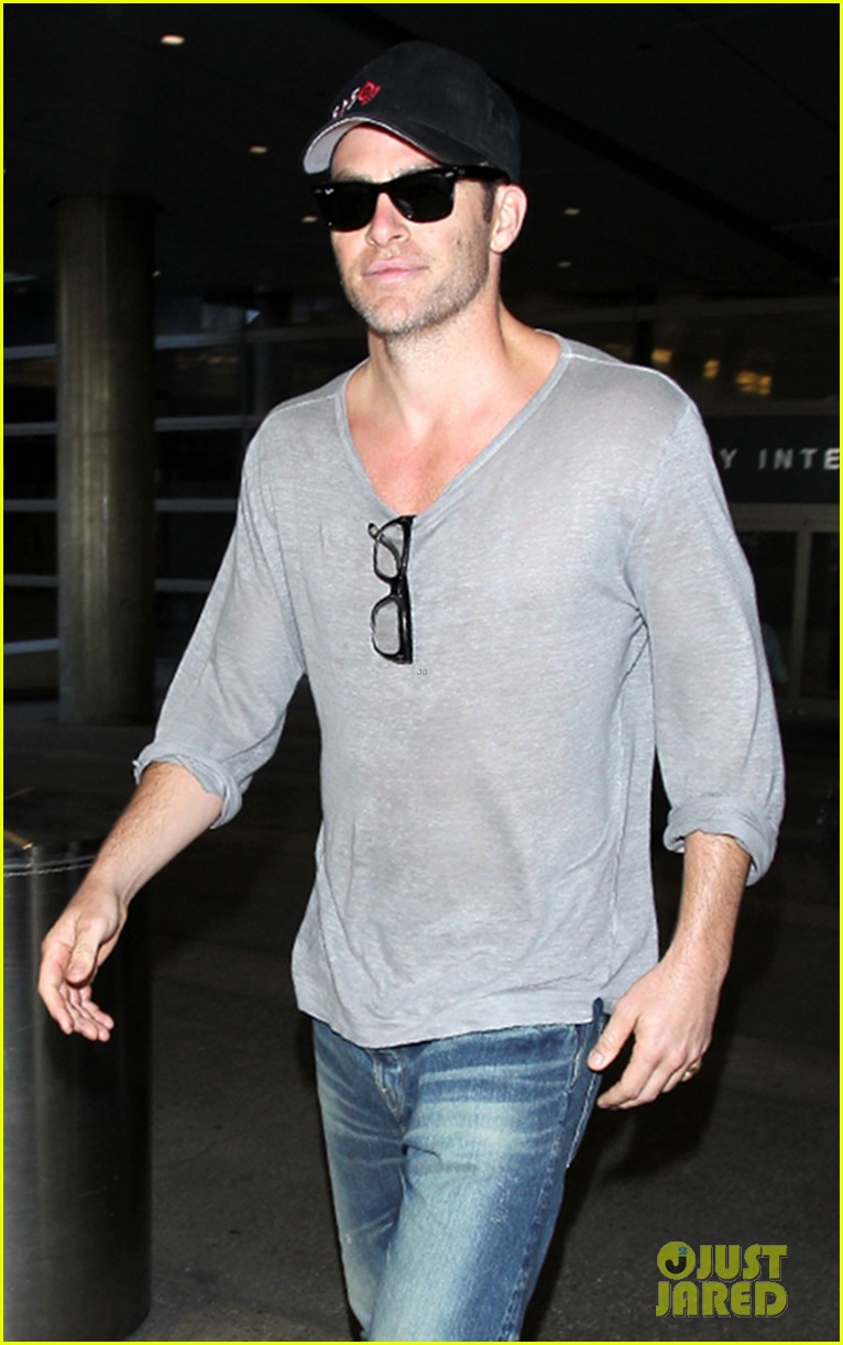Chris Pine Looks Sexy as Always During His Airport Arrival