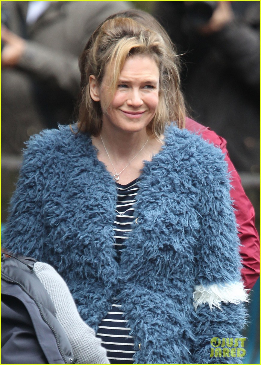 Renee Zellweger as Pregnant Bridget Jones - First On Set Photos!