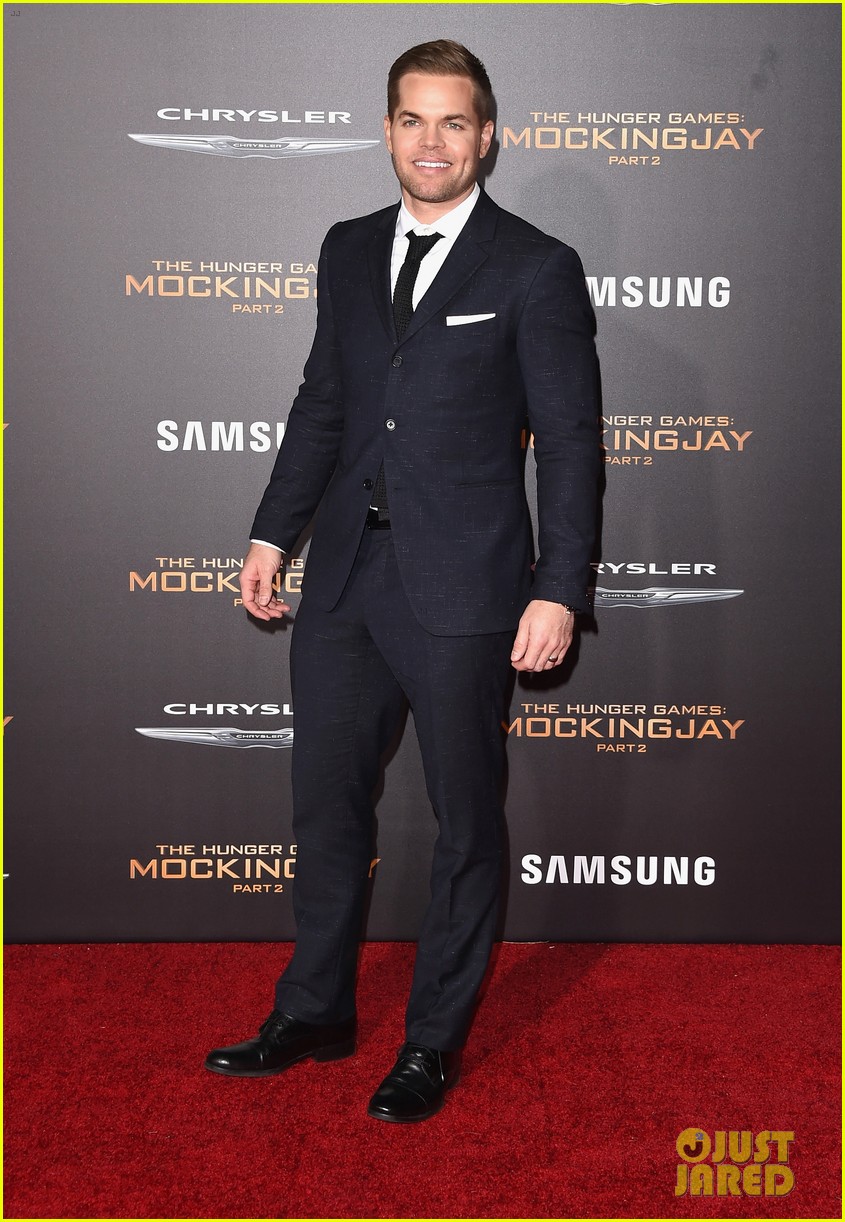 Elizabeth Banks Sparkles At 'The Hunger Games' LA Premiere