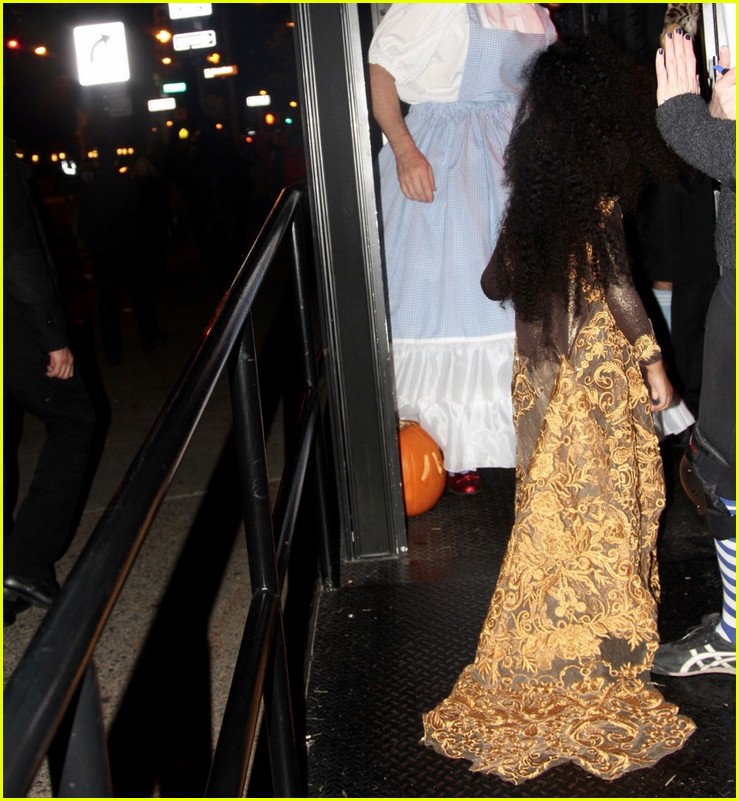 Beyonce Shares Family Halloween Photos with Jay Z & Blue Ivy!