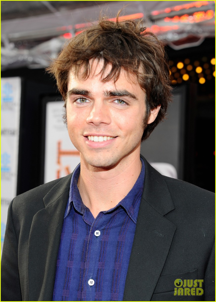 Modern Family's Reid Ewing Admits to Plastic Surgery Addiction Due to Body Dysmorphia