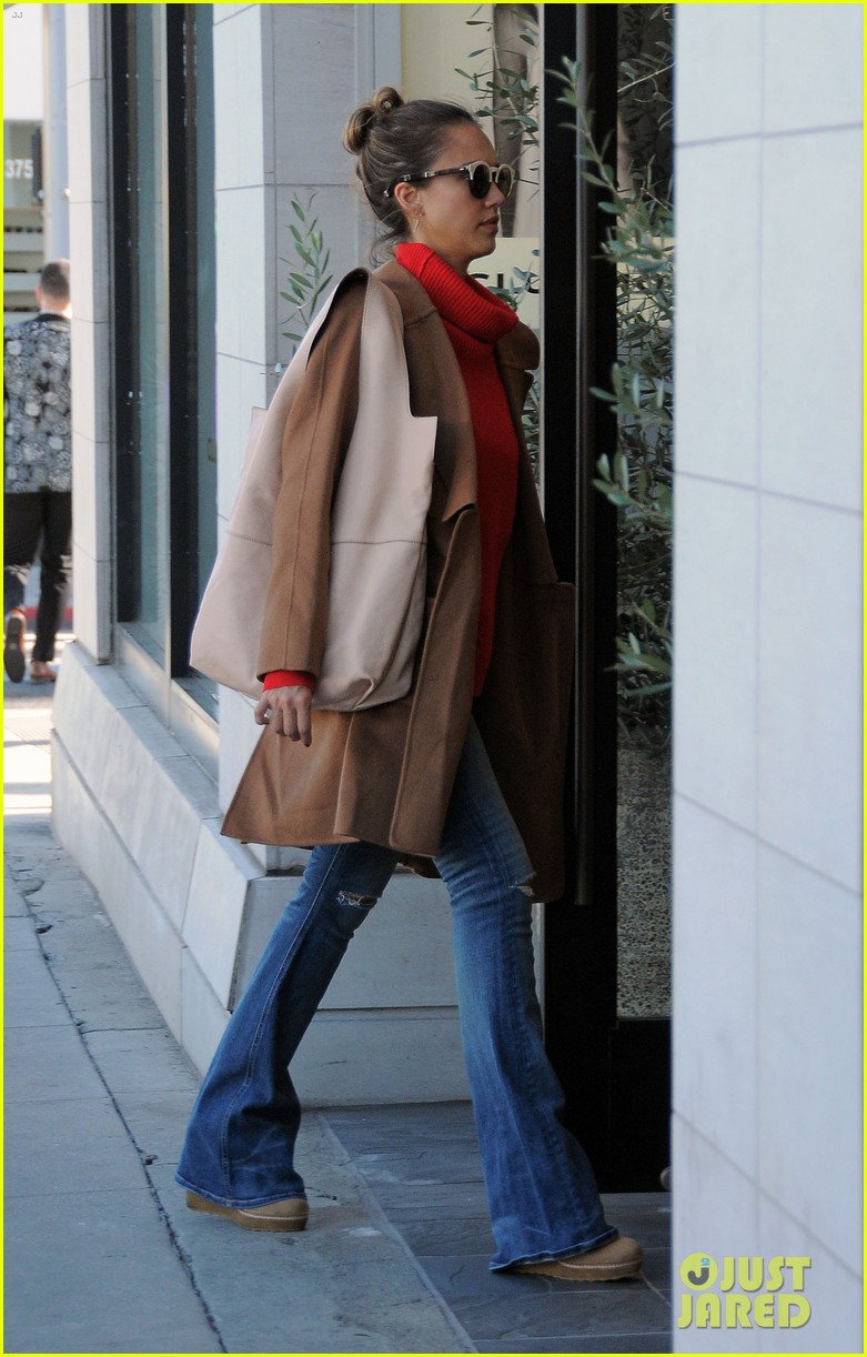 Jessica Alba Breaks a Sweat With Her Dad Before the Holidays
