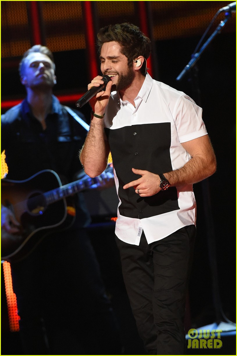 Blake Shelton Goes Solo to the CMT Artist Awards 2015