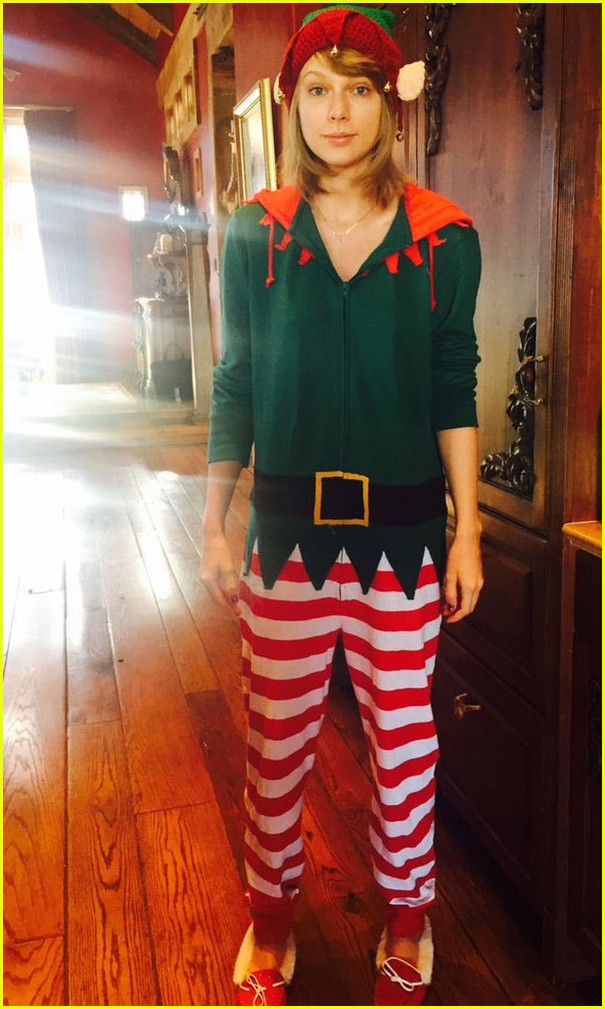 Taylor Swift Dresses as an Elf in Cute Christmas Eve Photo! | Just Jared