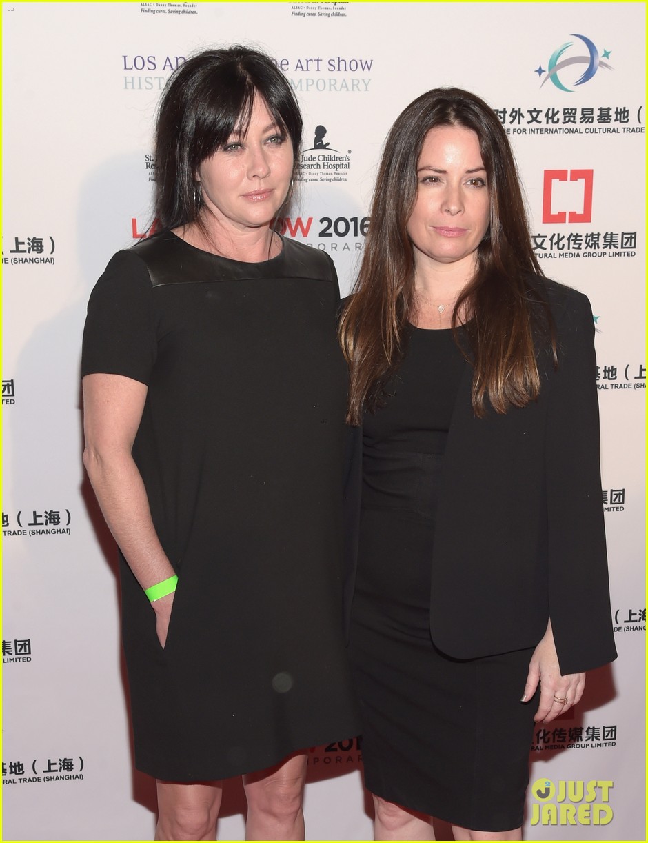 Anne Hathaway Shows Off Baby Bump at St. Jude's Benefit
