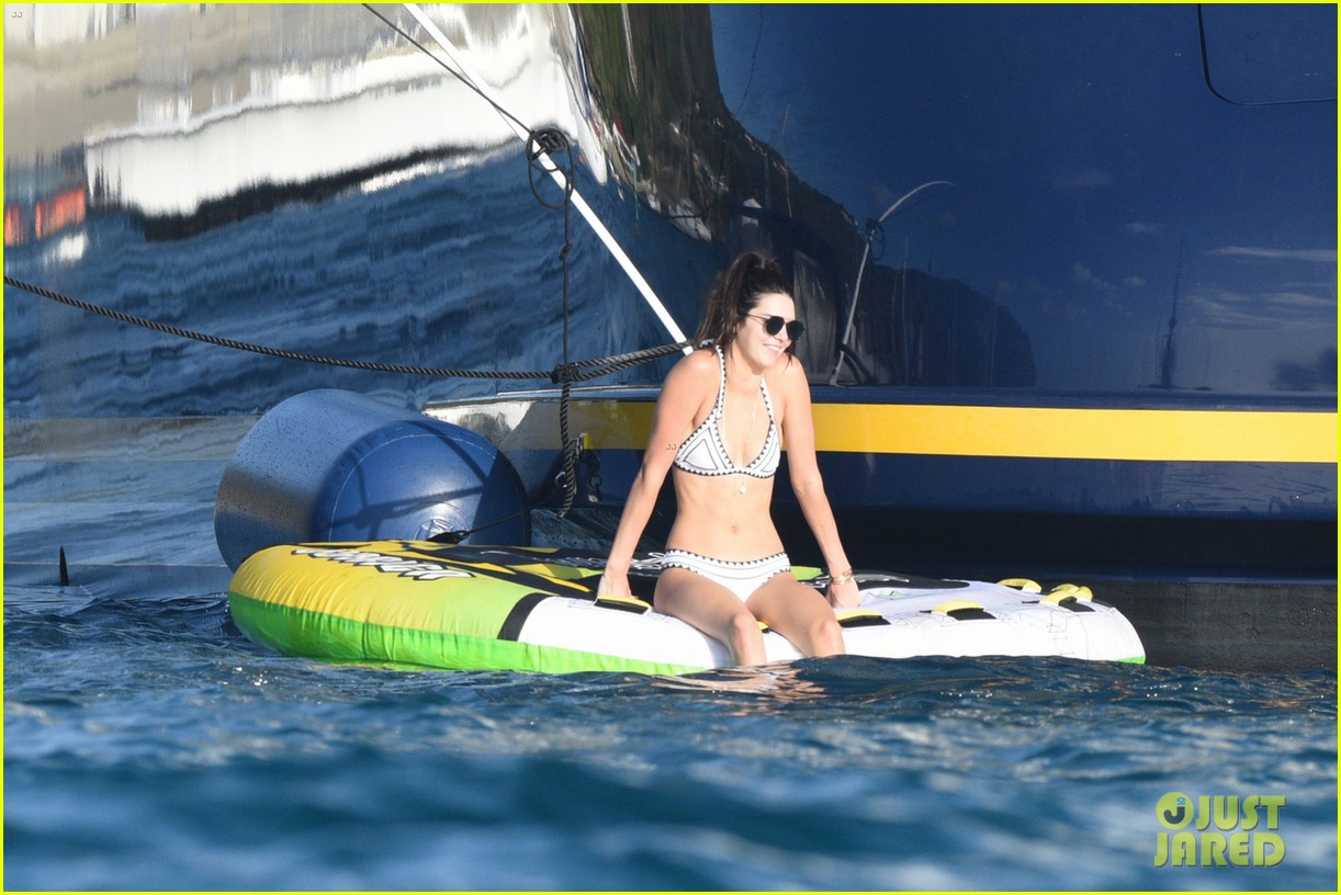 Kendall Jenner & Harry Styles Board Yacht in St. Barts on New Year's Day