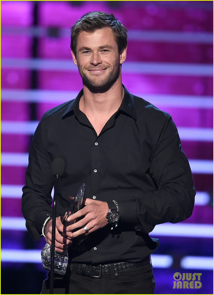 Chris Hemsworth Wins Favorite Action Movie Actor at People's Choice Awards 2016!