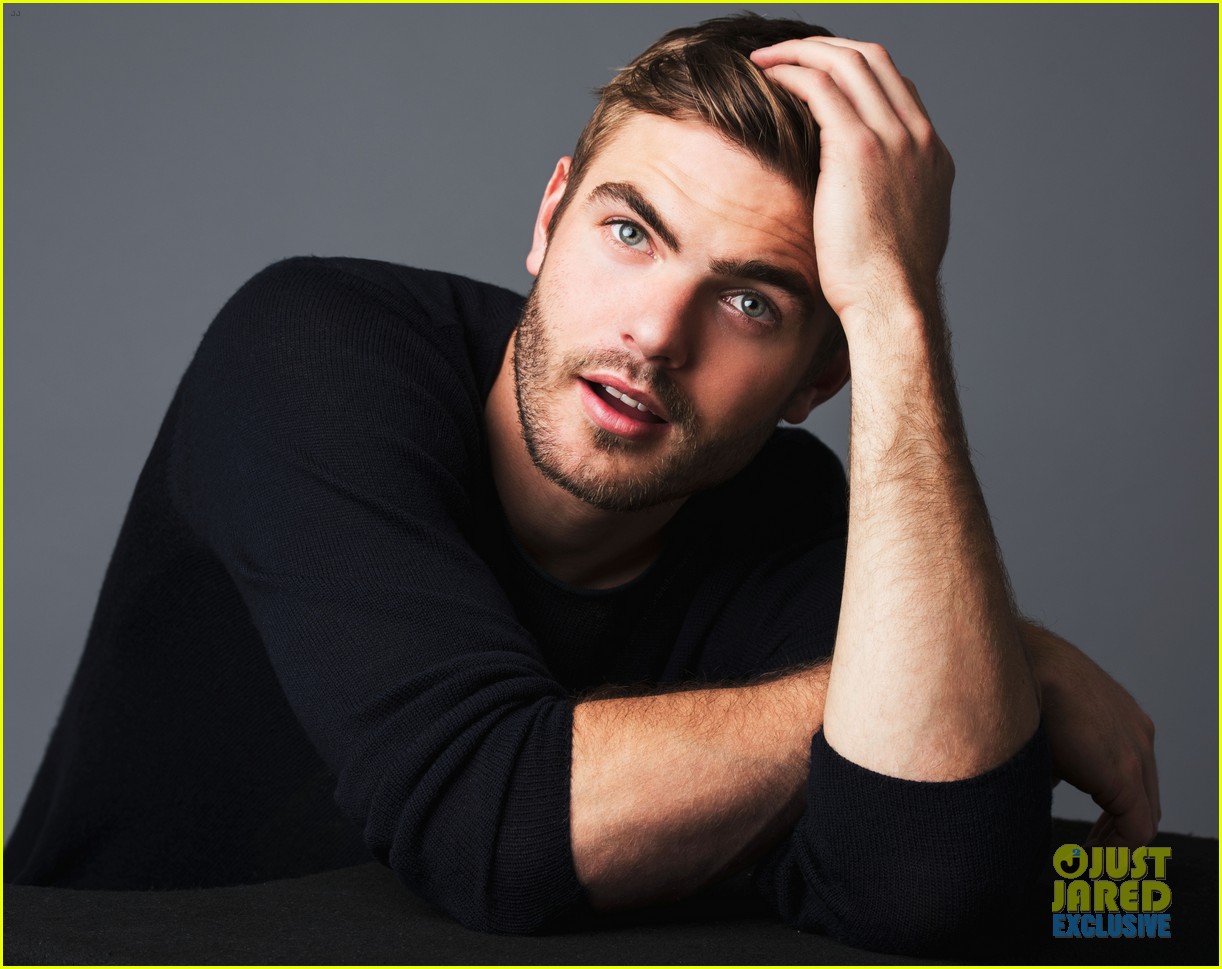 The 5th Wave's Alex Roe Talks Filming His Own Stunts, His Celeb Crush & More for JJ Portrait Session!