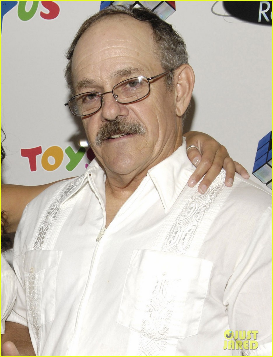 Vanessa Hudgens' Father Passes Away; Will Still Perform In 'Grease: Live'