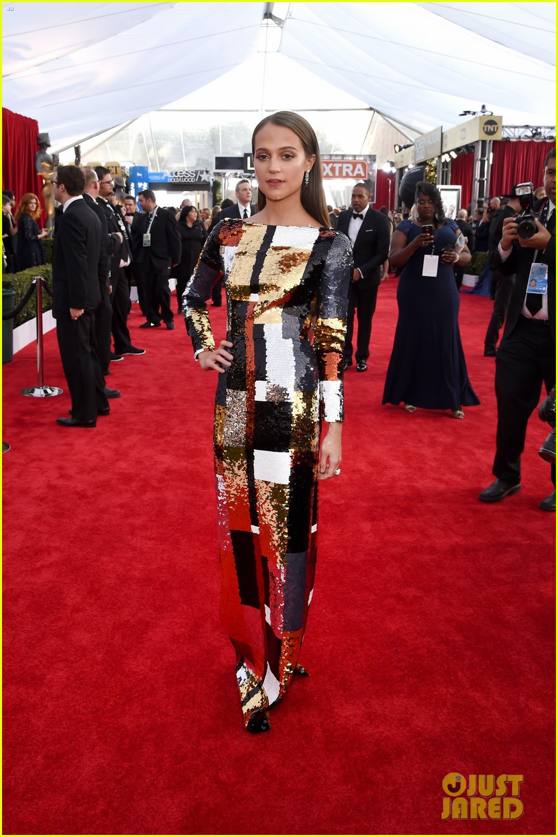 Alicia Vikander Goes Solo at SAG Awards 2016 Sans Boyfriend Michael Fassbender
