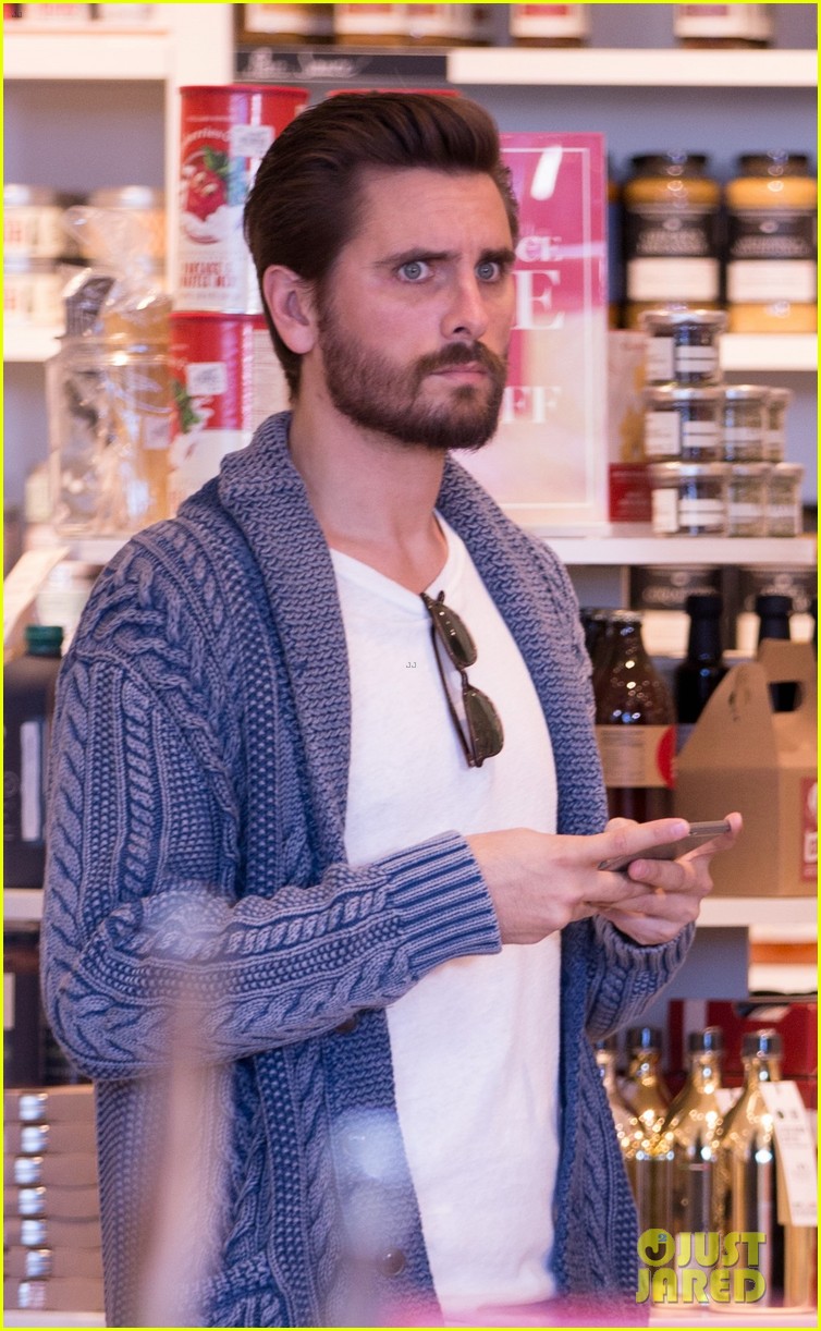 Kourtney Kardashian & Scott Disick Fill Out a Registry Together