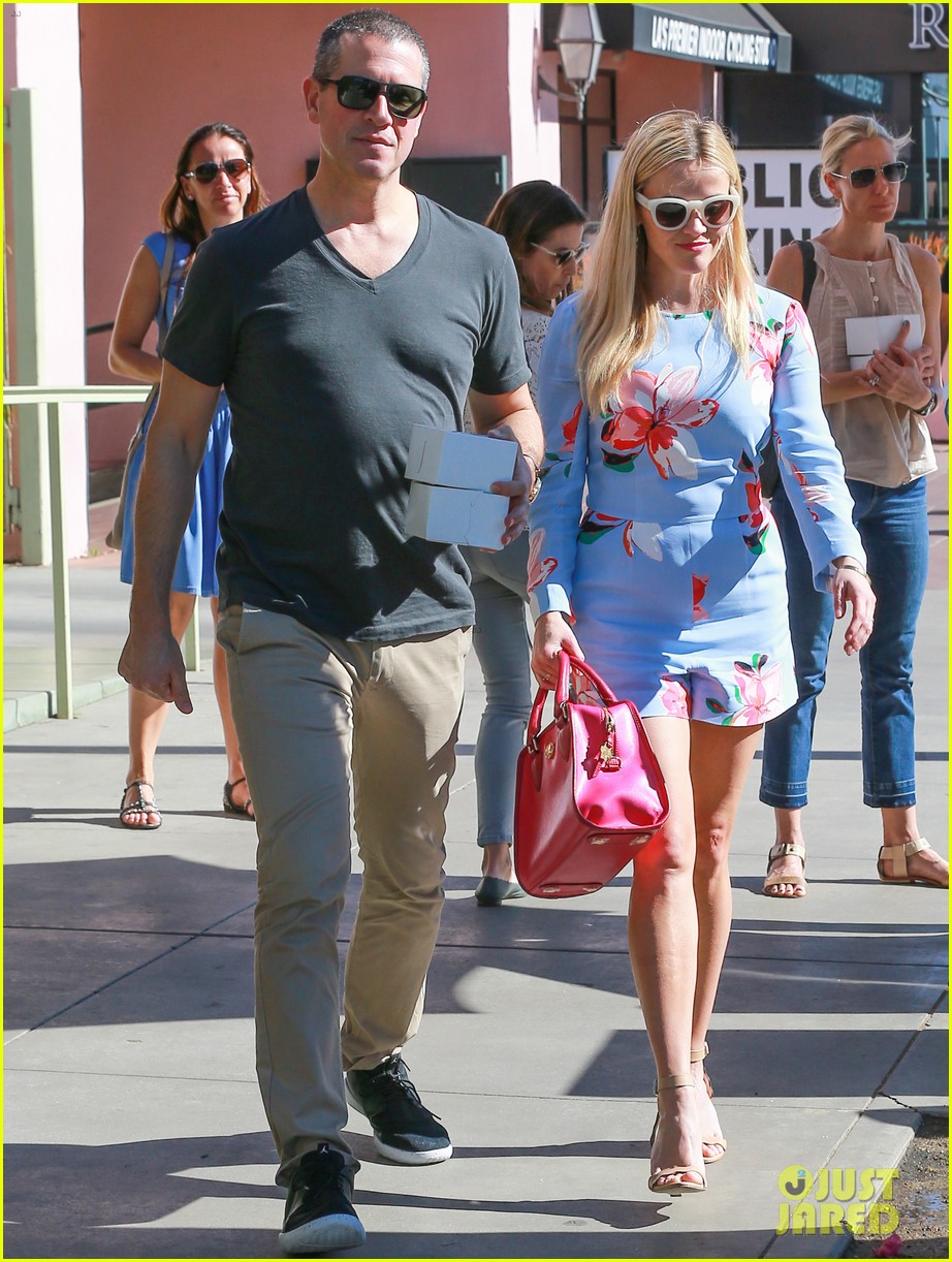 Reese Witherspoon & Adam Scott Hug It Out for 'Big Little Lies'