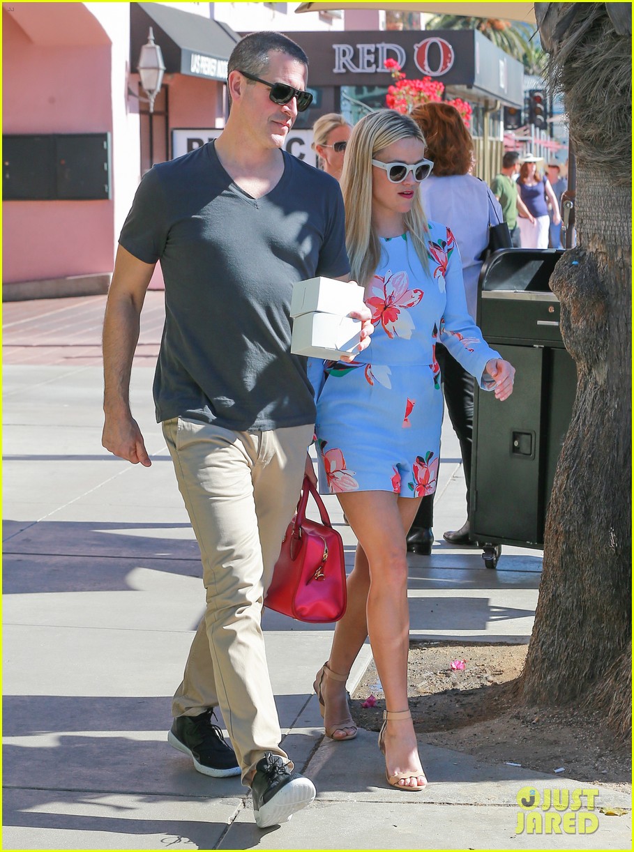 Reese Witherspoon & Adam Scott Hug It Out for 'Big Little Lies'