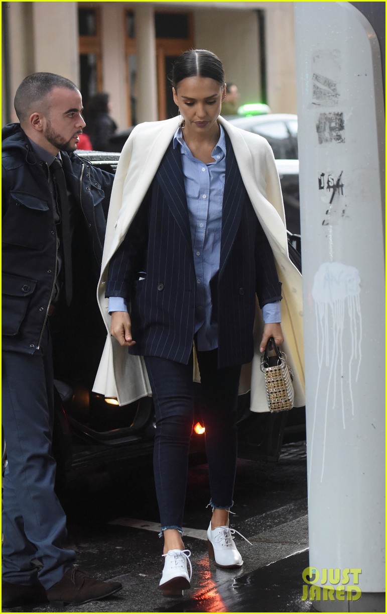 Jessica Alba Has a Shopping Day in Paris After Fashion Week
