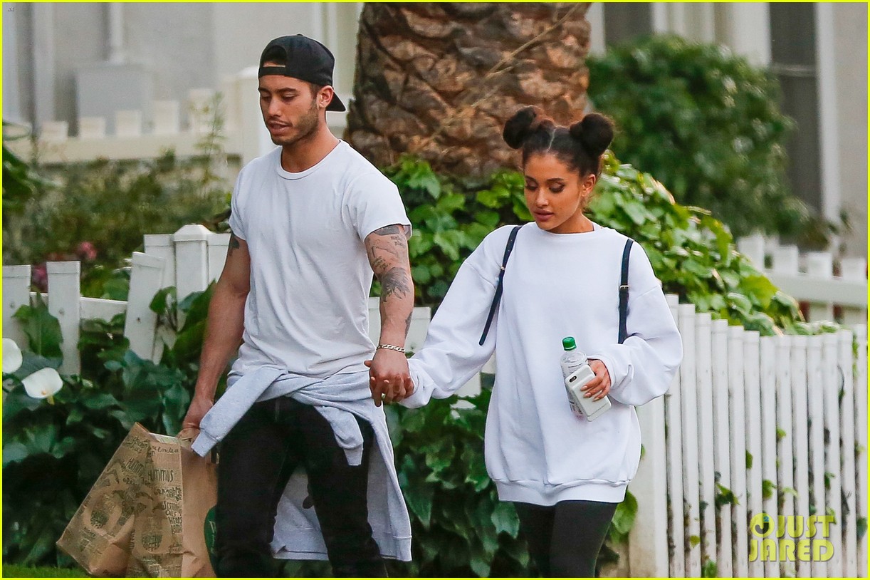 Ariana Grande & Boyfriend Ricky Alvarez Hold Hands While Grocery Shopping