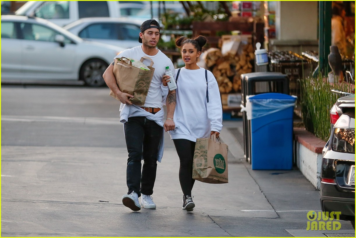 Ariana Grande & Boyfriend Ricky Alvarez Hold Hands While Grocery Shopping