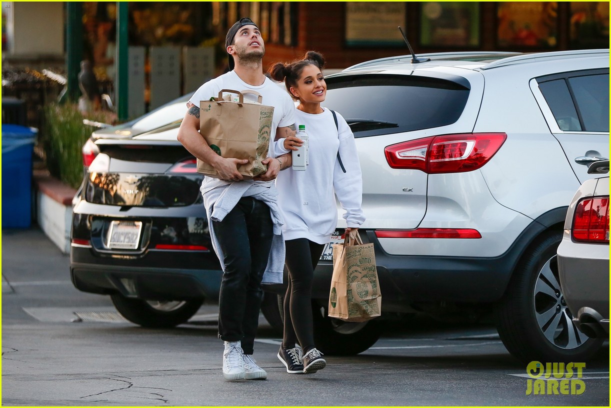 Ariana Grande & Boyfriend Ricky Alvarez Hold Hands While Grocery Shopping