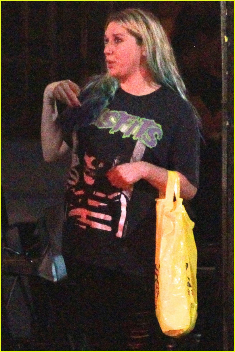Kesha Enjoys Night Out With Friends Amid Dr. Luke Appeal