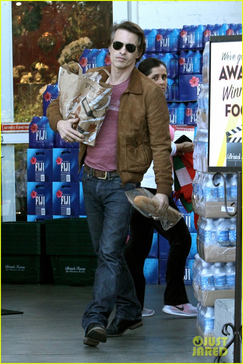 Olivier Martinez Buys His Baguette During Grocery Run