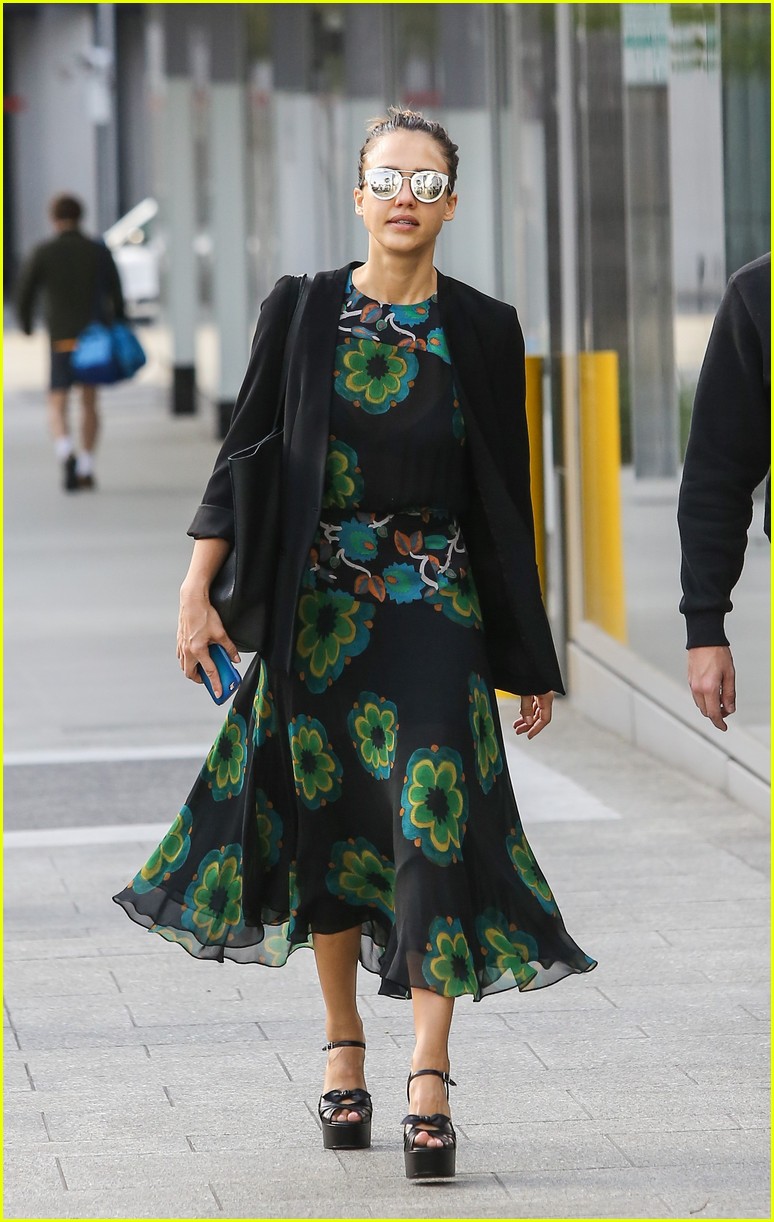 Jessica Alba Hosts U.S. Secretary of Commerce at Honest Offices